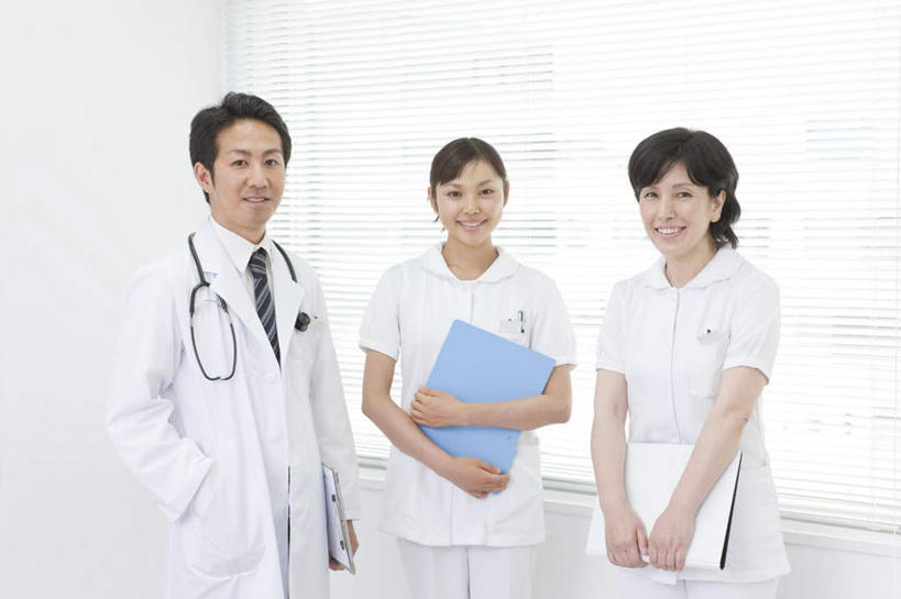 东方人,三个人,同事,医生,护士,医院,站,笑,微笑,露齿笑,横图,室内,白天,正面,成功,合作,团队,集体,信心,亚洲,材料,档案,文件,黄种人,队伍,听诊器,资料,站着,医护人员,医疗人员,医疗设备,领导,白衣天使,成就,文档,合伙,领袖,医疗机构,单手抄兜,单手放兜,男人,男性,年轻男性,年轻女性,女人,女性,中年女性,亚洲人,大夫,插兜,手插兜,手放口袋,站立,半身,彩图,病院,诊所,手抄兜