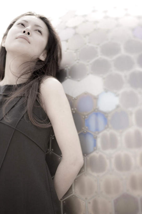 东方人,一个人,站,竖图,室外,白天,正面,亚洲,仅一个年轻女性,仅一个女性,仅一个人,服装,墙,注视,休闲装,黄种人,墙壁,墙面,衣服,黑色,看,靠,靠着,倚靠,站着,休闲,休闲服,服饰,倚着,关注,年轻女性,女人,女性,亚洲人,抬头,仰头,站立,半身,彩图