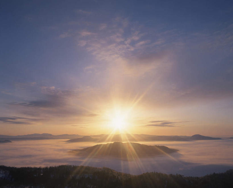 无人,公园,横图,全景,室外,白天,正面,旅游,度假,日出,美景,山,山脉,太阳,天际线,北海道,日本,亚洲,朦胧,模糊,地平线,景观,山峰,云,云朵,辽阔,地面,朝霞,晨曦,黎明,山峦,云彩,娱乐,蓝色,白云,蓝天,天空,阳光,自然,群山,天,享受,休闲,景色,放松,晴朗,一望无际,国家公园,自然风光,延伸,东亚,日本国,天地相交,北海道地方,北海道岛,屈斜路湖,阿寒国家公园,朝阳,晴空,彩图,破晓,阿寒国立公园