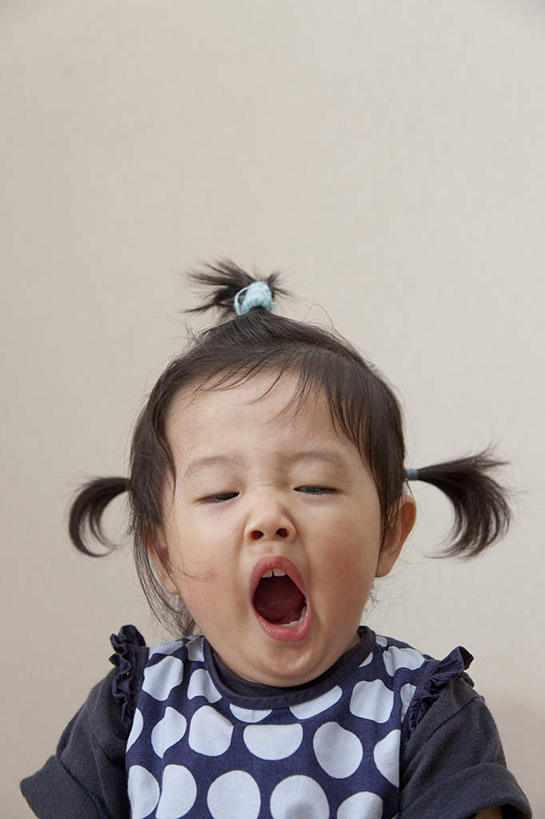 东方人,儿童,脸,头,脸颊,一个人,站,竖图,室内,白天,正面,纯洁,亚洲,仅一个女性,仅一个人,朦胧,模糊,黄种人,小孩,站着,张嘴,仅一个小孩,疲倦,可爱,童年,童趣,摄影,影棚,困倦,困乏,张大嘴巴,童真,烂漫,无邪,呵欠,欠伸,天真,女孩,女人,女性,亚洲人,孩子,头部,脸部,脸蛋,面部,张开嘴,困,站立,半身,彩图,影棚拍摄,拍摄,女生