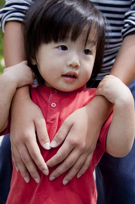 东方人,儿童,两个人,家庭,父亲,女儿,站,笑,微笑,露齿笑,竖图,室外,白天,正面,纯洁,亚洲,握,阴影,服装,朦胧,模糊,光线,影子,休闲装,黄种人,小孩,衣服,阳光,站着,休闲,温暖,温馨,父女,一家人,休闲服,父爱,可爱,童年,童趣,握着,服饰,和睦,童真,烂漫,无邪,天真,男人,男性,年轻男性,女孩,亚洲人,孩子,年轻人,站立,半身,彩图,融洽,女生