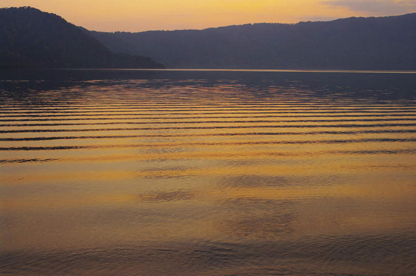 无人,横图,室外,白天,正面,旅游,美景,山,山脉,日本,亚洲,波纹,朦胧,模糊,地平线,景观,山峰,辽阔,地面,山峦,蓝色,蓝天,水纹,天空,自然,波浪,群山,天,景色,晴朗,一望无际,自然风光,延伸,东亚,本州,万里无云,本州岛,日本国,天地相交,青森,青森县,东北地方,十和田市,十和田,晴空,晴空万里,彩图,游览