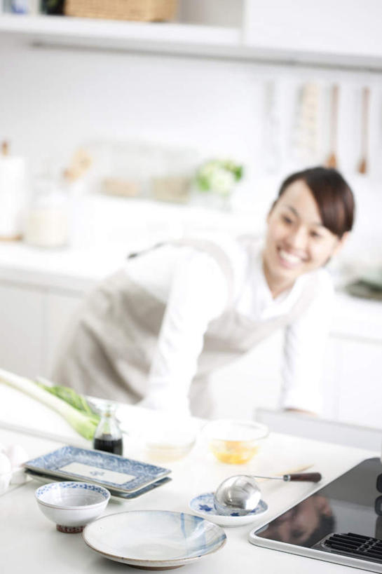 东方人,头发,一个人,站,笑,微笑,露齿笑,竖图,俯视,室内,白天,烹饪,厨房,柜子,餐具,厨具,亚洲,仅一个年轻女性,仅一个女性,仅一个人,弯腰,阴影,服装,光线,电器,碟子,盘,围裙,影子,灶头,扭头,注视,休闲装,黄种人,一个,衣服,白色,黑色,灰色,阳光,盘子,橱柜,碟,观察,看,站着,转头,休闲,休闲服,服饰,单个,观看,察看,家电,家用电器,关注,电饭锅,电饭煲,炊具,烹饪用具,弯身,电锅,年轻女性,女人,女性,亚洲人,进餐用具,烹调用具,烹调,站立,半身,彩图,高角度拍摄,灶间,小家电