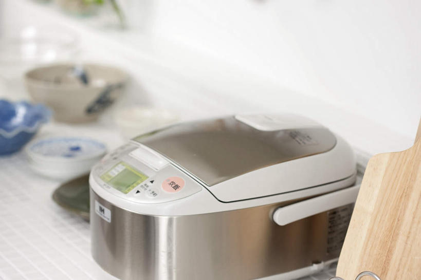 无人,横图,俯视,室内,特写,白天,烹饪,厨房,柜子,餐具,厨具,一块,许多,阴影,朦胧,模糊,光线,电器,碟子,盘,影子,案板,灶头,砧板,阳光,盘子,橱柜,碟,碗,家电,家用电器,电饭锅,电饭煲,炊具,烹饪用具,电锅,进餐用具,烹调用具,烹调,彩图,高角度拍摄,灶间,小家电