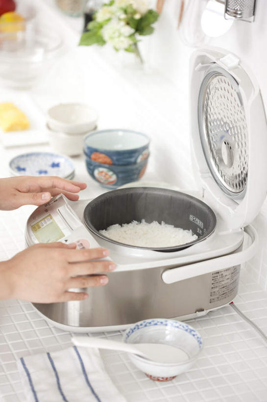 东方人,一个人,站,摸,竖图,俯视,室内,白天,烹饪,植物,厨房,柜子,餐具,厨具,亚洲,仅一个年轻女性,仅一个女性,仅一个人,抚摸,握,阴影,服装,光线,电器,碟子,盘,盆栽,围裙,影子,勺子,盆景,灶头,拿,拿着,休闲装,黄种人,衣服,绿色,白色,阳光,自然,盘子,橱柜,调羹,碟,汤匙,碗,站着,休闲,休闲服,握着,服饰,生长,成长,家电,家用电器,电饭锅,电饭煲,炊具,烹饪用具,电锅,年轻女性,女人,女性,亚洲人,进餐用具,烹调用具,触摸,接触,烹调,站立,半身,彩图,高角度拍摄,灶间,小家电