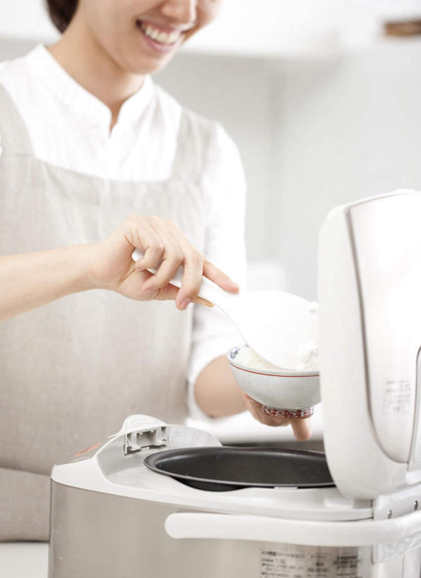 东方人,头发,一个人,站,笑,摸,微笑,露齿笑,竖图,室内,白天,正面,烹饪,厨房,柜子,餐具,厨具,亚洲,仅一个年轻女性,仅一个女性,仅一个人,抚摸,握,阴影,服装,光线,电器,碟子,盘,围裙,影子,灶头,拿,拿着,注视,休闲装,黄种人,一个,衣服,白色,黑色,阳光,盘子,橱柜,碟,碗,观察,看,挖,站着,休闲,休闲服,握着,服饰,单个,观看,察看,家电,家用电器,关注,电饭锅,电饭煲,炊具,烹饪用具,电锅,年轻女性,女人,女性,亚洲人,进餐用具,烹调用具,触摸,接触,烹调,站立,半身,彩图,灶间,小家电