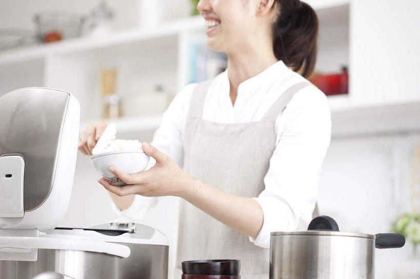 东方人,头发,一个人,站,笑,摸,微笑,露齿笑,横图,室内,白天,正面,烹饪,厨房,柜子,餐具,厨具,亚洲,仅一个年轻女性,仅一个女性,仅一个人,抚摸,握,阴影,服装,光线,电器,碟子,盘,围裙,影子,灶头,拿,拿着,扭头,注视,休闲装,黄种人,一个,衣服,白色,黑色,阳光,盘子,橱柜,碟,碗,观察,看,挖,站着,转头,休闲,休闲服,握着,服饰,单个,观看,察看,家电,家用电器,关注,电饭锅,电饭煲,炊具,烹饪用具,电锅,年轻女性,女人,女性,亚洲人,进餐用具,烹调用具,触摸,接触,烹调,站立,半身,彩图,灶间,小家电