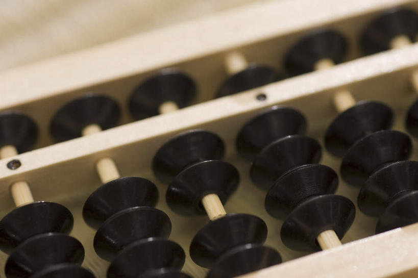 无人,横图,俯视,室内,特写,白天,算盘,一排,许多,阴影,古老,朦胧,模糊,整齐,光线,计算,科学,影子,办公用品,文化,传统,排列,一个,黑色,阳光,理财,财务,摄影,影棚,单个,算珠,队列,数学,珠算,彩图,高角度拍摄,影棚拍摄,拍摄