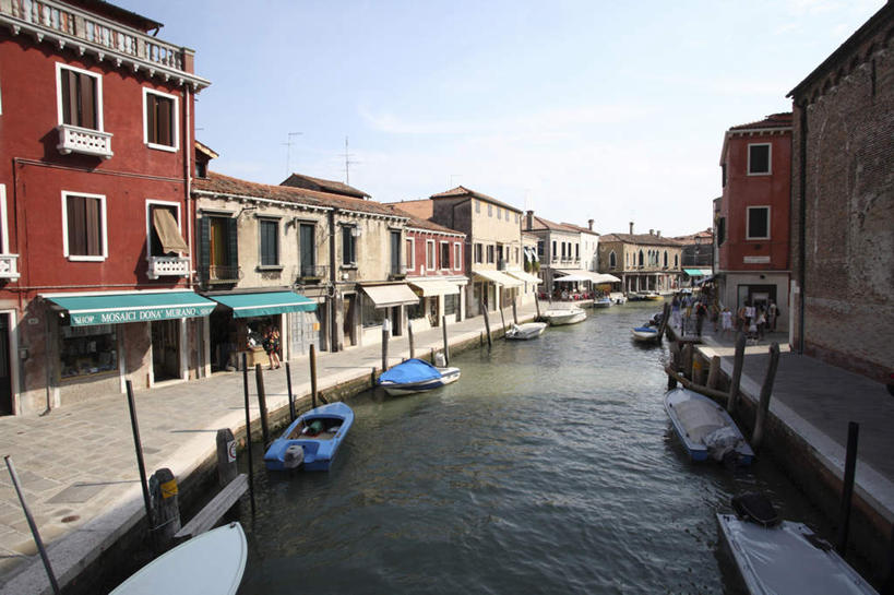 西方人,家,走,横图,室外,白天,仰视,度假,石头,美景,城市风光,城市,道路,路,公路,船,意大利,欧洲,威尼斯,欧洲人,行人,阴影,光线,石子,影子,房屋,屋子,景观,桥,游艇,交通,许多人,娱乐,石桥,楼房,拱桥,住宅,栈桥,蓝色,蓝天,天空,阳光,交通工具,天,一群人,享受,休闲,景色,放松,拱形,晴朗,人行桥,石拱桥,运河,南欧,载具,万里无云,意大利共和国,布拉诺岛,白种人,石块,晴空,晴空万里,马路,步行,散步,走路,彩图,低角度拍摄,全身,房子