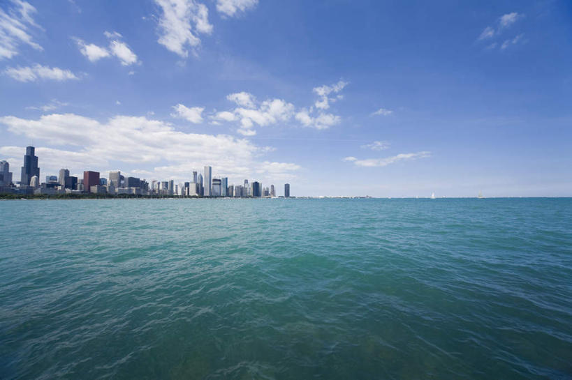 无人,高楼大厦,横图,室外,白天,正面,旅游,度假,办公楼,海浪,海洋,美景,城市,大厦,建筑,摩天大楼,写字楼,美国,景观,浪花,水平线,云,云朵,辽阔,海平线,云彩,娱乐,蓝色,白云,蓝天,天空,自然,海水,楼宇,天,享受,休闲,广阔,商务楼,景色,放松,晴朗,一望无际,北美,北美洲,自然风光,美洲,海景,芝加哥,世界屠猪城,巨肩之城,劳动之城,伊利诺伊,伊利诺伊州,伊利诺州,芝加哥市,芝城,林肯之地,北亚美利加洲,亚美利加洲,无边无际,一马平川,大海,风浪,海,海水的波动,近岸浪,涌浪,晴空,彩图,大楼,高层建筑,高楼,摩天楼,水天相接,水天一线