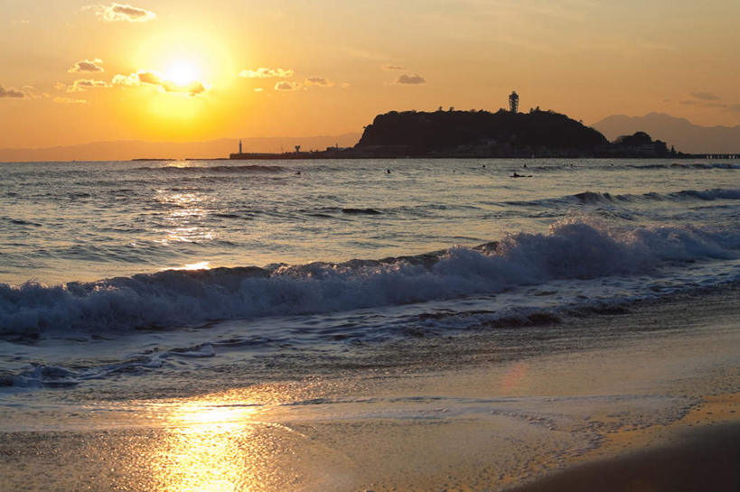 无人,横图,室外,白天,正面,旅游,度假,海浪,海洋,石头,美景,日落,沙滩,山,山脉,道路,神奈川,日本,亚洲,信息,沙子,石子,海岸,景观,浪花,山峰,水平线,晚霞,霞光,落日,辽阔,灯塔,交通,海平线,沙地,山峦,神奈川县,方向,娱乐,自然,海水,黄昏,群山,享受,休闲,广阔,景色,彩霞,放松,引导,指引,一望无际,自然风光,海景,东亚,沉积岩,本州,关东地方,本州岛,日本国,江之岛,藤泽,航标,藤泽市,无边无际,一马平川,夕照,水成岩,大海,风浪,海,海水的波动,海滩,近岸浪,石块,岩石,涌浪,夕阳,彩图,水天相接,水天一线,导航,斜阳