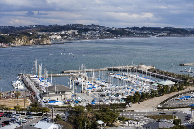 无人,码头,横图,俯视,航拍,室外,白天,旅游,度假,海浪,海洋,美景,植物,道路,港口,路,公路,船,神奈川,日本,亚洲,一排,停靠,整齐,景观,浪花,云,云朵,游艇,交通,神奈川县,云彩,娱乐,树,树木,排列,蓝色,绿色,白云,蓝天,天空,自然,海水,交通工具,天,享受,休闲,景色,放松,生长,晴朗,成长,鸟瞰,队列,自然风光,载具,海景,东亚,本州,关东地方,本州岛,日本国,大海,风浪,海,海水的波动,近岸浪,涌浪,晴空,马路,彩图,高角度拍摄,摆渡口,埠头,渡口,渡头,港湾,海港,货运码头,口岸,商港