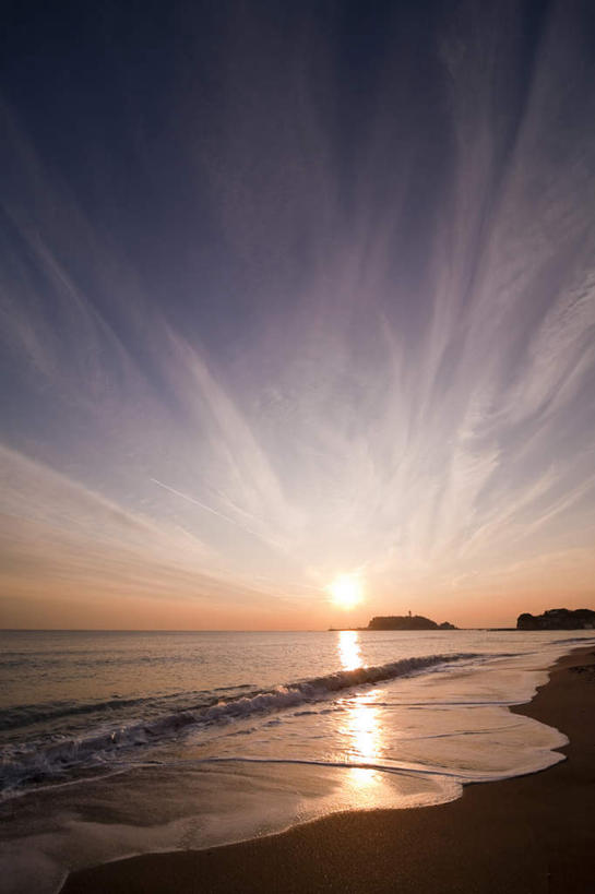 无人,竖图,室外,白天,正面,旅游,度假,海浪,海洋,石头,美景,日落,沙滩,山,山脉,神奈川,日本,亚洲,沙子,石子,海岸,景观,浪花,山峰,水平线,晚霞,霞光,落日,辽阔,海平线,沙地,山峦,神奈川县,娱乐,自然,海水,黄昏,群山,享受,休闲,广阔,景色,彩霞,放松,一望无际,自然风光,海景,东亚,沉积岩,本州,关东地方,本州岛,日本国,江之岛,藤泽,藤泽市,无边无际,一马平川,夕照,水成岩,大海,风浪,海,海水的波动,海滩,近岸浪,石块,岩石,涌浪,夕阳,彩图,水天相接,水天一线,斜阳