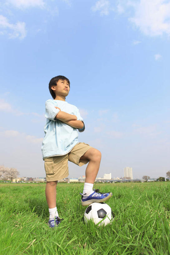 东方人,儿童,一个人,站,双手交叉,竖图,室外,白天,正面,纯洁,足球,草地,草坪,植物,亚洲,仅一个男性,仅一个人,服装,云,云朵,足球装备,云彩,注视,休闲装,黄种人,运动器械,踩,草,小孩,衣服,蓝色,绿色,白云,蓝天,天空,天,踩着,观察,看,站着,仅一个小孩,休闲,休闲服,健身器械,可爱,童年,童趣,服饰,晴朗,观看,察看,双手抱胸,关注,健身器材,童真,烂漫,无邪,蹴鞠,天真,足球运动,男孩,男人,男性,亚洲人,孩子,晴空,站立,彩图,全身,运动器材,男生