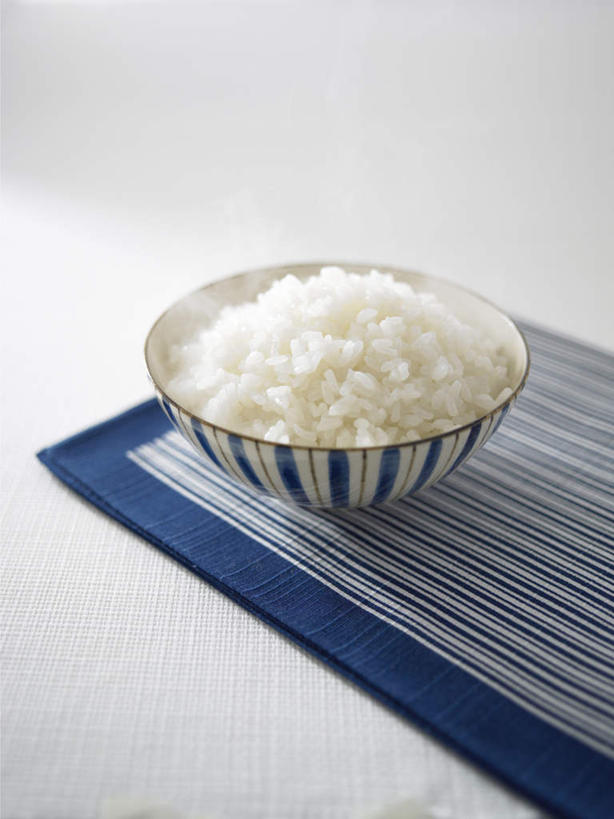 米饭,无人,竖图,俯视,室内,特写,白天,白色背景,桌面,桌子,一堆,堆叠,堆积,花纹,木制,布,图案,陶瓷,谷类,谷物,陶瓷制品,饭,米,布纹,大米,一个,木制品,容器,碗,摄影,影棚,单个,储藏,堆,布匹,五谷,储存,彩图,高角度拍摄,影棚拍摄,拍摄,贮存