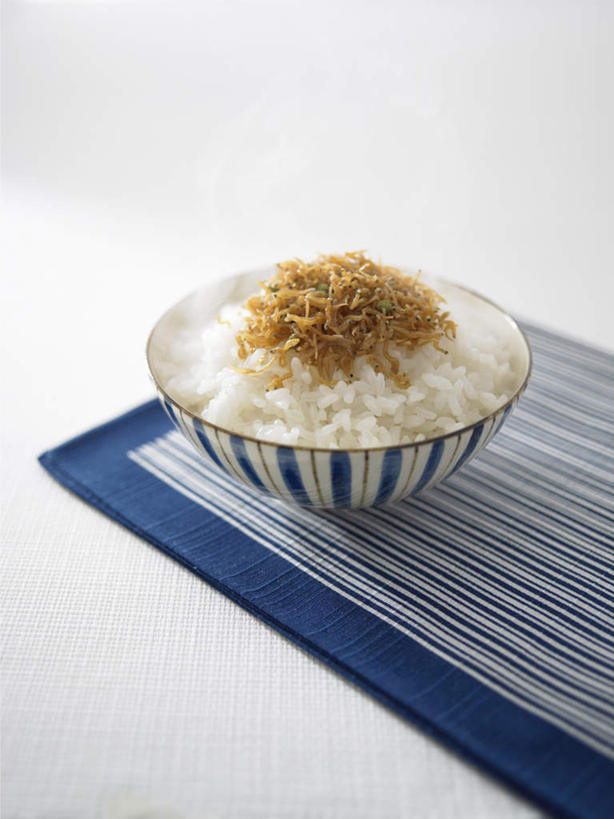 海鲜,米饭,无人,竖图,俯视,室内,特写,白天,白色背景,烹饪,桌面,桌子,一堆,堆叠,堆积,花纹,木制,鱼,布,图案,陶瓷,谷类,谷物,日本料理,料理,食品,陶瓷制品,饭,米,布纹,水产,大米,菜肴,美食,鱼类,海洋生物,食物,一个,木制品,容器,碗,日式料理,日式,摄影,佳肴,影棚,单个,储藏,堆,布匹,五谷,储存,水生动物,海产品,水生物,海底动物,彩图,高角度拍摄,影棚拍摄,拍摄,贮存