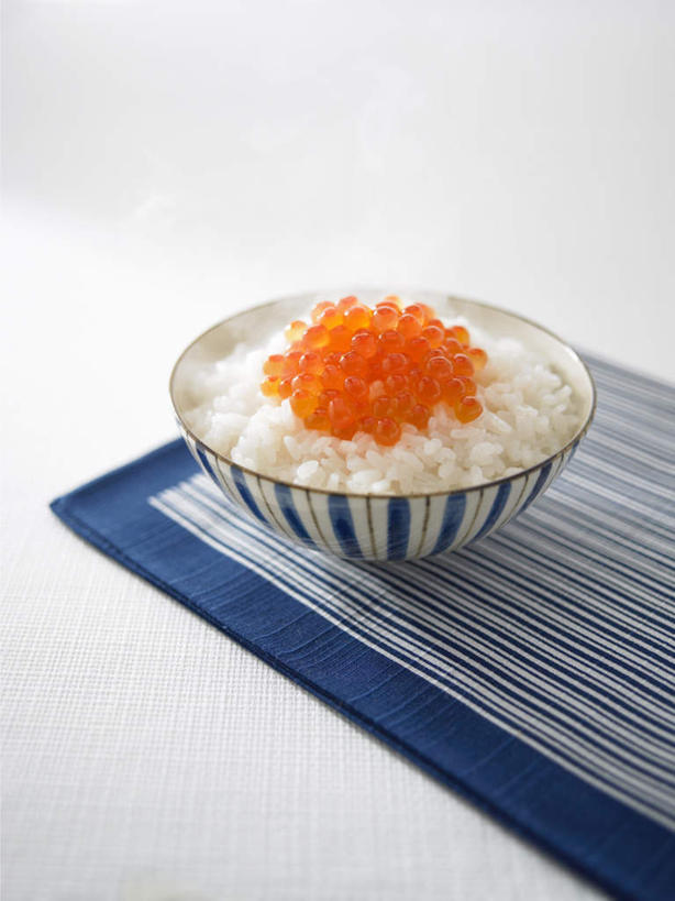 米饭,无人,竖图,俯视,室内,特写,白天,白色背景,烹饪,桌面,桌子,一堆,堆叠,堆积,花纹,木制,布,图案,陶瓷,谷类,谷物,鱼卵,日本料理,料理,食品,陶瓷制品,饭,米,鱼籽,布纹,大米,菜肴,美食,食物,一个,木制品,容器,碗,日式料理,日式,摄影,佳肴,影棚,单个,储藏,堆,布匹,五谷,储存,彩图,高角度拍摄,影棚拍摄,拍摄,贮存