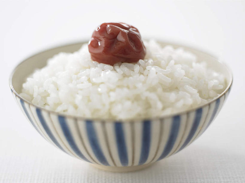 米饭,无人,横图,俯视,室内,特写,白天,白色背景,烹饪,桌面,桌子,李子,水果,一堆,堆叠,堆积,新鲜,木制,陶瓷,谷类,谷物,生食,日本料理,料理,食品,果实,陶瓷制品,饭,米,大米,菜肴,美食,食物,一个,木制品,容器,碗,日式料理,日式,摄影,佳肴,有机食品,绿色食品,影棚,单个,储藏,堆,五谷,储存,红李,鸡血李,杏李,彩图,高角度拍摄,影棚拍摄,拍摄,贮存