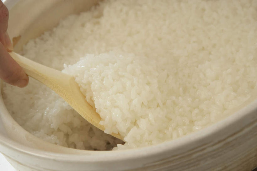 米饭,东方人,手,一个人,家庭主妇,站,横图,俯视,室内,特写,白天,烹饪,厨具,亚洲,仅一个年轻女性,仅一个女性,仅一个人,电器,饭勺,饭,拿,拿着,黄种人,站着,手部,单手,五谷,家电,家用电器,电饭锅,电饭煲,炊具,烹饪用具,电锅,年轻女性,女人,女性,亚洲人,烹调用具,主妇,烹调,站立,半身,彩图,高角度拍摄,小家电