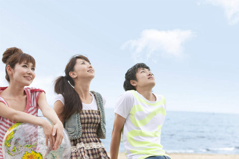 东方人,三个人,伙伴,朋友,坐,抱,横图,室外,白天,正面,旅游,度假,友谊,海浪,海洋,美景,沙滩,亚洲,服装,透明,沙子,海岸,景观,浪花,水平线,云,云朵,辽阔,棕色,海平线,沙地,云彩,注视,休闲装,黄种人,娱乐,球,一个,衣服,蓝色,黑色,白云,蓝天,天空,自然,海水,天,看,享受,休闲,广阔,球体,休闲服,景色,放松,服饰,晴朗,单个,抱着,一望无际,搂着,关注,自然风光,海景,无边无际,一马平川,友情,年轻女性,女人,女性,亚洲人,长发,大海,风浪,海,海水的波动,海滩,近岸浪,涌浪,晴空,搂,搂抱,抬头,仰头,坐着,半身,彩图,水天相接,水天一线