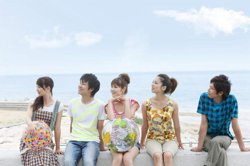 东方人,家庭,夫妻,坐,横图,彩色,室外,白天,正面,爱情,旅游,度假,海浪,海洋,沙滩,亚洲,服装,格子,沙子,海岸,浪花,水平线,云,云朵,辽阔,海平线,沙地,许多人,浪漫,云彩,注视,休闲装,黄种人,娱乐,球,两个,衣服,蓝色,黑色,白云,蓝天,天空,海水,天,观察,看,一群人,享受,休闲,广阔,球体,温暖,温馨,一家人,休闲服,恩爱,放松,恋人,服饰,晴朗,观看,一望无际,和睦,察看,关注,海景,无边无际,一马平川,男人,男性,年轻男性,年轻女性,女人,女性,亚洲人,年轻人,长发,夫妇,情侣,大海,风浪,海,海水的波动,海滩,近岸浪,涌浪,晴空,坐着,半身,彩图,伴侣,融洽,水天相接,水天一线