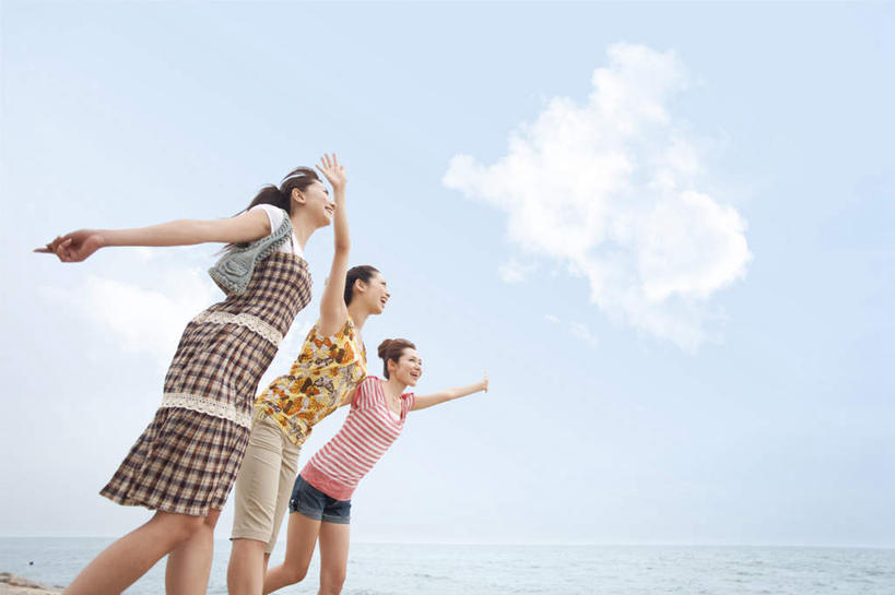 东方人,三个人,伙伴,朋友,站,举,横图,室外,白天,仰视,旅游,度假,友谊,美景,亚洲,条纹,服装,格子,景观,云,云朵,云彩,注视,休闲装,黄种人,娱乐,衣服,蓝色,黑色,白云,蓝天,天空,自然,天,观察,看,托,站着,享受,休闲,休闲服,景色,放松,服饰,晴朗,观看,察看,关注,自然风光,友情,年轻女性,女人,女性,亚洲人,长发,晴空,举起,举手,举着,向上举,向上伸,向上托,站立,半身,彩图,低角度拍摄