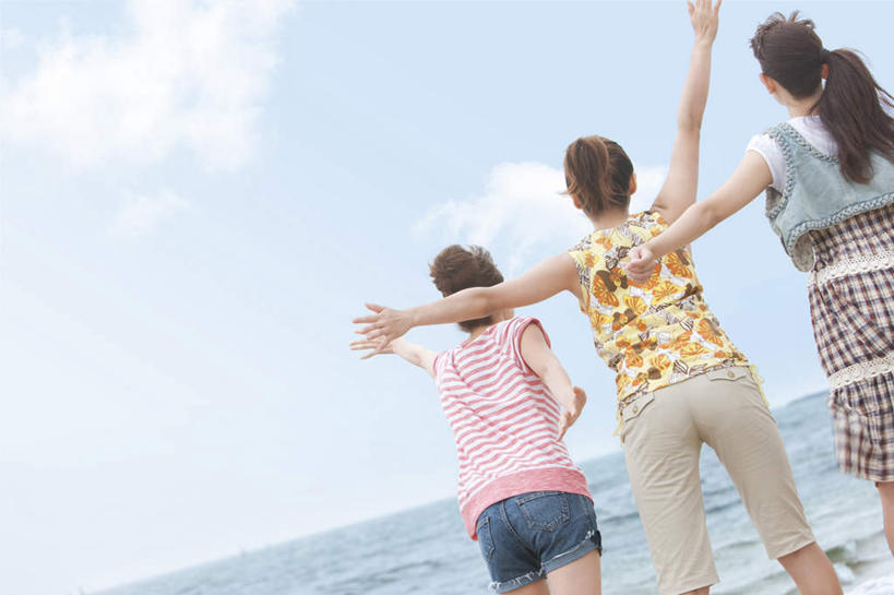 东方人,三个人,伙伴,朋友,站,举,横图,室外,白天,旅游,度假,友谊,海浪,海洋,美景,沙滩,亚洲,服装,沙子,海岸,景观,浪花,水平线,辽阔,海平线,沙地,注视,休闲装,黄种人,娱乐,背面,衣服,黑色,自然,海水,观察,看,托,站着,享受,休闲,广阔,休闲服,景色,放松,服饰,观看,一望无际,察看,关注,自然风光,海景,无边无际,一马平川,友情,年轻女性,女人,女性,亚洲人,长发,大海,风浪,海,海水的波动,海滩,近岸浪,涌浪,举起,举手,举着,向上举,向上伸,向上托,站立,半身,彩图,水天相接,水天一线