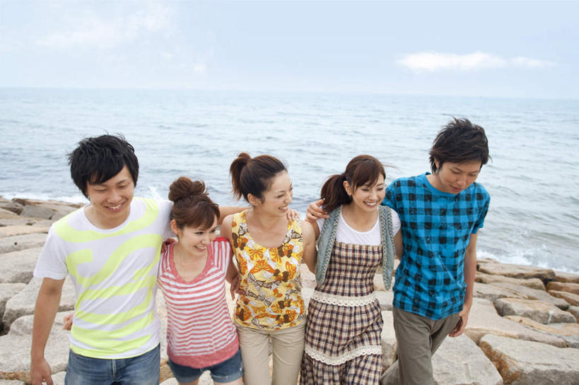 东方人,家庭,夫妻,站,抱,笑,微笑,露齿笑,横图,俯视,室外,白天,爱情,旅游,度假,海浪,海洋,石头,沙滩,亚洲,服装,格子,沙子,石子,海岸,浪花,水平线,云,云朵,辽阔,海平线,沙地,许多人,浪漫,云彩,注视,休闲装,黄种人,娱乐,衣服,蓝色,黑色,白云,蓝天,天空,海水,天,观察,看,站着,一群人,享受,休闲,广阔,温暖,温馨,一家人,休闲服,恩爱,放松,恋人,服饰,晴朗,抱着,观看,一望无际,和睦,察看,搂着,关注,海景,无边无际,一马平川,男人,男性,年轻男性,年轻女性,女人,女性,亚洲人,年轻人,长发,夫妇,情侣,大海,风浪,海,海水的波动,海滩,近岸浪,石块,岩石,涌浪,晴空,搂,搂抱,站立,半身,彩图,高角度拍摄,伴侣,融洽,水天相接,水天一线