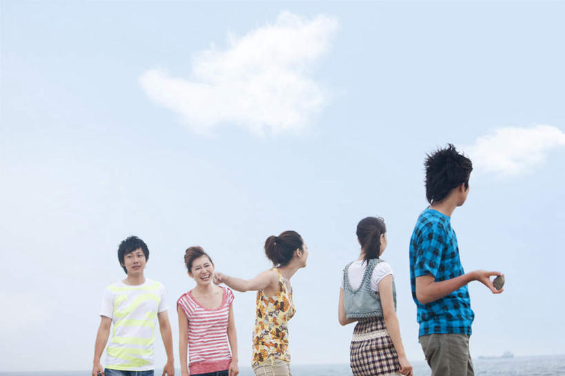 东方人,背部,伙伴,朋友,站,举,横图,室外,白天,正面,旅游,度假,友谊,海浪,海洋,美景,亚洲,条纹,服装,景观,浪花,云,云朵,许多人,云彩,注视,休闲装,黄种人,娱乐,衣服,蓝色,黑色,白云,蓝天,天空,自然,海水,天,观察,看,托,站着,一群人,享受,休闲,休闲服,景色,放松,服饰,晴朗,观看,察看,关注,自然风光,海景,友情,男人,男性,年轻男性,年轻女性,女人,女性,亚洲人,长发,大海,风浪,海,海水的波动,近岸浪,涌浪,晴空,举起,举手,举着,向上举,向上伸,向上托,站立,半身,彩图