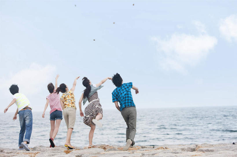 东方人,四个人,伙伴,朋友,站,举,横图,室外,白天,旅游,度假,友谊,海浪,海洋,美景,亚洲,一排,条纹,服装,整齐,景观,浪花,水平线,云,云朵,辽阔,海平线,云彩,注视,休闲装,黄种人,娱乐,排列,背面,衣服,蓝色,黑色,白云,蓝天,天空,自然,海水,天,观察,看,托,站着,享受,休闲,广阔,休闲服,景色,放松,服饰,晴朗,观看,一望无际,察看,队列,关注,自然风光,海景,无边无际,一马平川,友情,男人,男性,年轻男性,年轻女性,女人,女性,亚洲人,长发,大海,风浪,海,海水的波动,近岸浪,涌浪,晴空,举起,举手,举着,向上举,向上伸,向上托,站立,彩图,全身,水天相接,水天一线