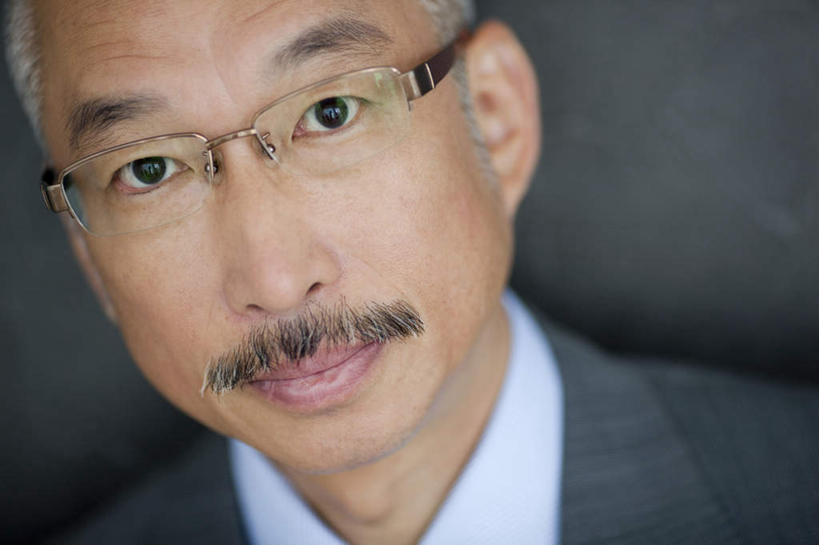 东方人,中年人,脸,头,脸颊,胡须,一个人,商务人士,商务男性,办公室,站,横图,室内,特写,白天,正面,衬衫,亚洲,仅一个男性,仅一个人,仅一个中年男性,套装,朦胧,模糊,眼镜,领带,拿,拿着,黄种人,白色,站着,商务装,近视眼镜,工薪阶层,中年男性,亚洲人,头部,胡子,小胡子,脸部,脸蛋,面部,白领,上班族,站立,半身,彩图,衬衣,短发