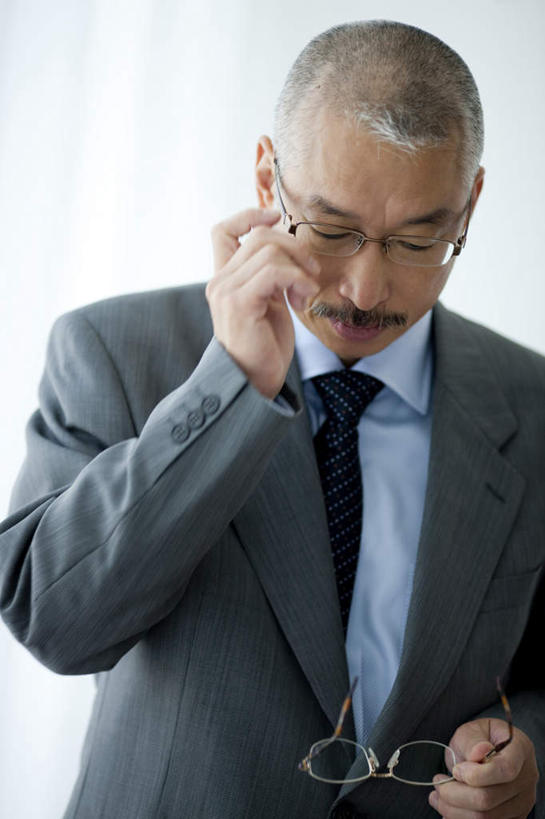 东方人,中年人,胡须,一个人,商务人士,商务男性,站,竖图,室内,白天,白色背景,正面,衬衫,亚洲,仅一个男性,仅一个人,仅一个中年男性,套装,眼镜,领带,拿,拿着,注视,黄种人,白色,低头,观察,看,站着,摄影,影棚,观看,察看,关注,商务装,近视眼镜,工薪阶层,中年男性,亚洲人,胡子,小胡子,白领,上班族,站立,半身,彩图,影棚拍摄,衬衣,拍摄,短发