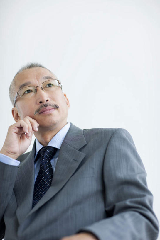 东方人,中年人,一个人,商务人士,商务男性,竖图,室内,白天,白色背景,仰视,衬衫,亚洲,仅一个男性,仅一个人,仅一个中年男性,撑,套装,眼镜,墙,领带,托腮,注视,黄种人,墙壁,墙面,白色,观察,看,托,摄影,影棚,观看,察看,关注,托下巴,商务装,近视眼镜,工薪阶层,中年男性,亚洲人,白领,上班族,半身,彩图,低角度拍摄,影棚拍摄,衬衣,拍摄,短发