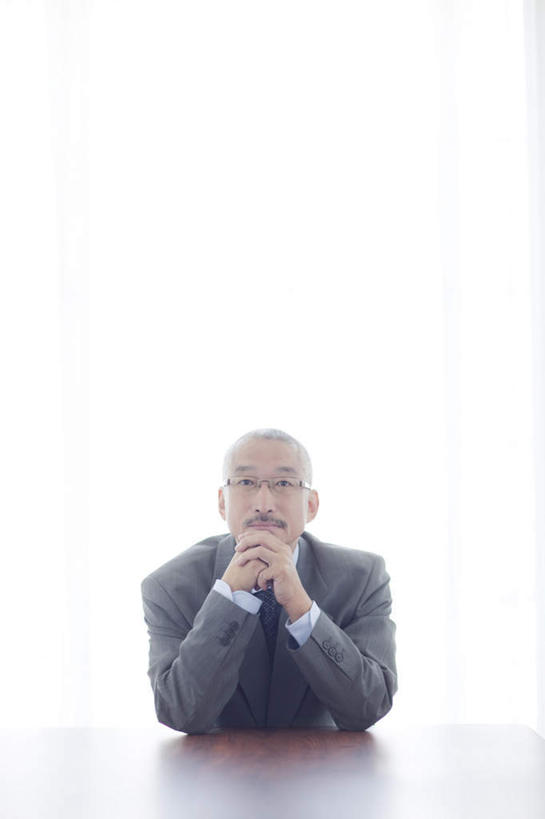东方人,中年人,一个人,商务人士,商务男性,办公室,坐,双手交叉,竖图,室内,白天,正面,衬衫,桌子,亚洲,仅一个男性,仅一个人,仅一个中年男性,阴影,套装,光线,眼镜,影子,办公桌,领带,黄种人,白色,阳光,双手抱胸,商务装,近视眼镜,工薪阶层,中年男性,亚洲人,白领,上班族,坐着,半身,彩图,衬衣,短发