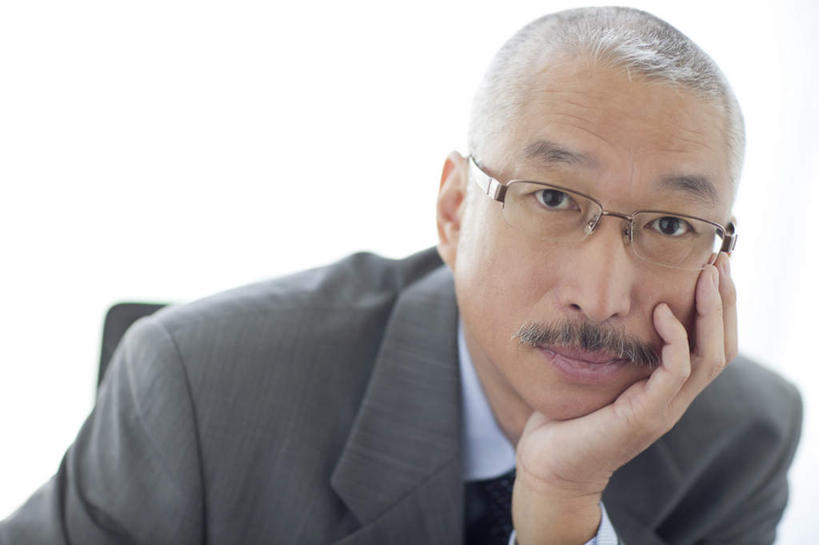 东方人,中年人,一个人,商务人士,商务男性,办公室,坐,横图,室内,白天,正面,衬衫,亚洲,仅一个男性,仅一个人,仅一个中年男性,撑,阴影,套装,光线,眼镜,影子,领带,托腮,注视,黄种人,白色,阳光,观察,看,托,观看,察看,关注,托下巴,商务装,近视眼镜,工薪阶层,中年男性,亚洲人,白领,上班族,坐着,半身,彩图,衬衣,短发