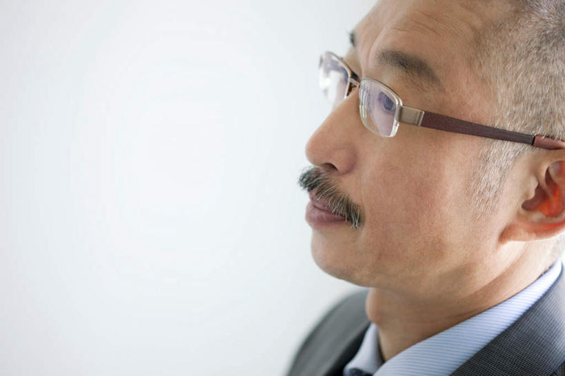 东方人,中年人,一个人,商务人士,商务男性,办公室,站,横图,室内,特写,白天,侧面,衬衫,亚洲,仅一个男性,仅一个人,仅一个中年男性,套装,眼镜,墙,领带,黄种人,墙壁,墙面,白色,站着,商务装,近视眼镜,工薪阶层,中年男性,亚洲人,白领,上班族,站立,半身,彩图,衬衣,短发