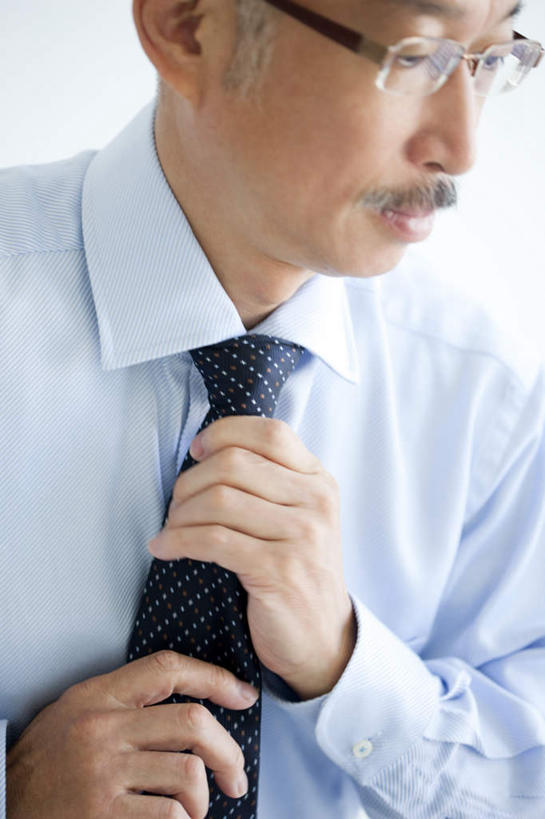 东方人,中年人,一个人,商务人士,商务男性,办公室,站,竖图,室内,白天,正面,衬衫,亚洲,仅一个男性,仅一个人,仅一个中年男性,套装,眼镜,领带,拿,拿着,黄种人,白色,站着,象征,庄重,商务装,身份,近视眼镜,工薪阶层,正式,地位,中年男性,亚洲人,白领,上班族,站立,半身,彩图,衬衣,短发