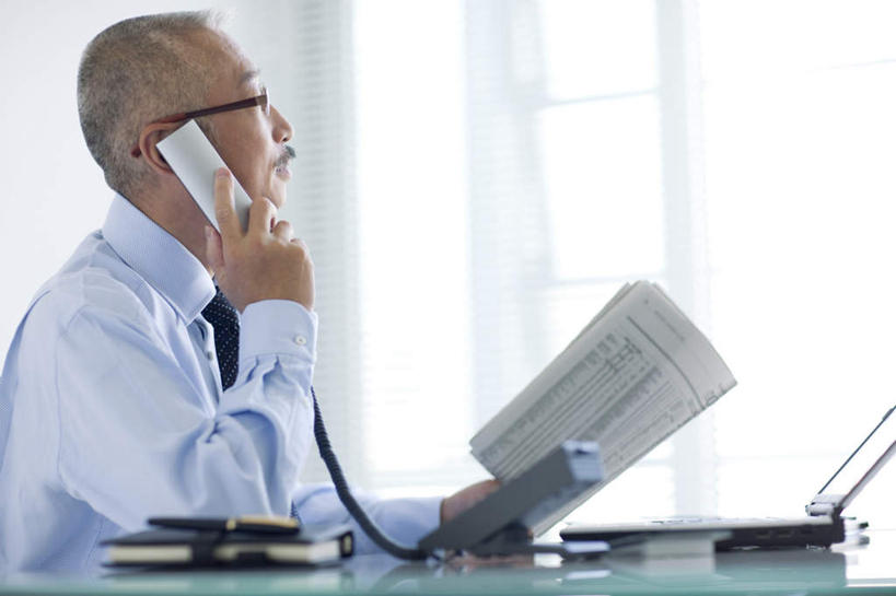 东方人,中年人,一个人,商务人士,商务男性,办公室,坐,打电话,横图,室内,白天,侧面,衬衫,阅读,电脑,笔记本电脑,桌子,报纸,电话,亚洲,仅一个男性,仅一个人,仅一个中年男性,学习,阴影,套装,光线,网络,影子,办公桌,领带,拿,拿着,黄种人,通讯设备,阳光,话筒,看,电话线,浏览,无线,通信设备,商务装,无线网络,无线上网,便携式电脑,工薪阶层,交流,手提电脑,中年男性,亚洲人,白领,上班族,电话机,沟通,通话,坐着,半身,彩图,衬衣