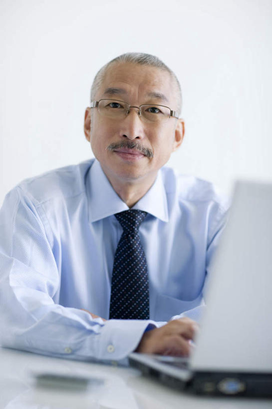 东方人,中年人,一个人,商务人士,商务男性,办公室,坐,竖图,室内,白天,正面,衬衫,电脑,笔记本电脑,桌子,亚洲,仅一个男性,仅一个人,仅一个中年男性,套装,网络,眼镜,办公桌,领带,注视,黄种人,通讯设备,白色,观察,看,观看,察看,无线,关注,通信设备,商务装,无线网络,近视眼镜,无线上网,便携式电脑,工薪阶层,手提电脑,中年男性,亚洲人,白领,上班族,坐着,半身,彩图,衬衣,短发