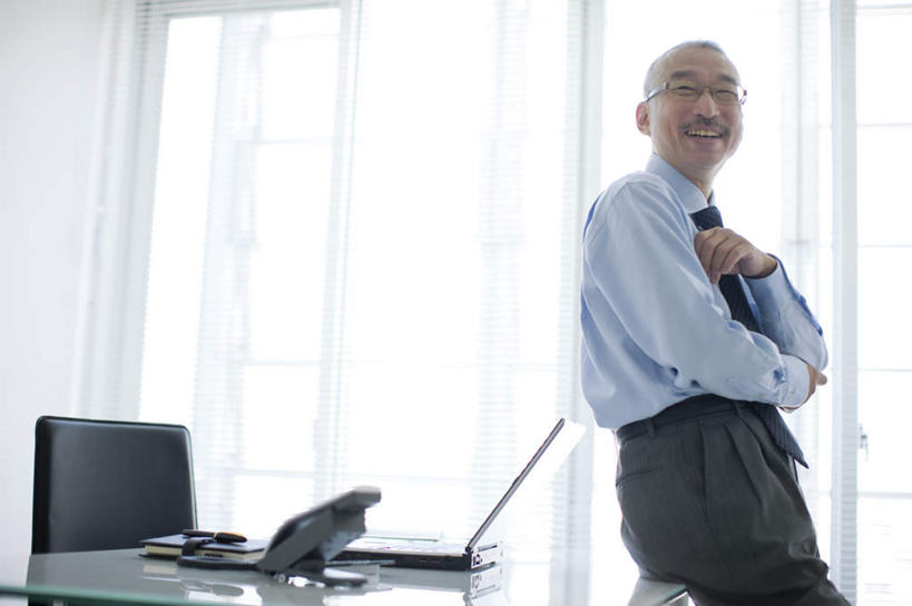 东方人,中年人,一个人,商务人士,商务男性,办公室,站,笑,微笑,露齿笑,横图,室内,白天,侧面,衬衫,电脑,笔记本电脑,桌子,亚洲,仅一个男性,仅一个人,仅一个中年男性,阴影,套装,光线,网络,笔,眼镜,影子,办公桌,办公用品,钢笔,记事本,领带,黄种人,通讯设备,文具,白色,阳光,本子,笔记本,学习用品,站着,文具用品,无线,通信设备,商务装,无线网络,近视眼镜,无线上网,便携式电脑,工薪阶层,手提电脑,中年男性,亚洲人,白领,上班族,站立,半身,彩图,衬衣,短发