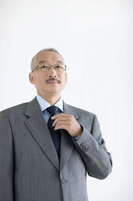东方人,中年人,一个人,商务人士,商务男性,站,竖图,室内,白天,白色背景,正面,衬衫,亚洲,仅一个男性,仅一个人,仅一个中年男性,套装,眼镜,墙,领带,拿,拿着,黄种人,墙壁,墙面,蓝色,白色,站着,摄影,影棚,象征,庄重,商务装,身份,近视眼镜,工薪阶层,正式,地位,中年男性,亚洲人,白领,上班族,站立,半身,彩图,影棚拍摄,衬衣,拍摄,短发
