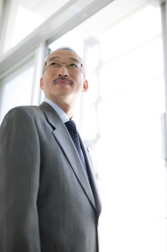 东方人,中年人,一个人,商务人士,商务男性,办公室,站,竖图,室内,白天,仰视,衬衫,窗户,亚洲,仅一个男性,仅一个人,仅一个中年男性,阴影,套装,光线,眼镜,影子,领带,扭头,黄种人,玻璃窗,白色,阳光,站着,转头,商务装,近视眼镜,工薪阶层,中年男性,亚洲人,白领,上班族,站立,半身,彩图,低角度拍摄,衬衣,短发