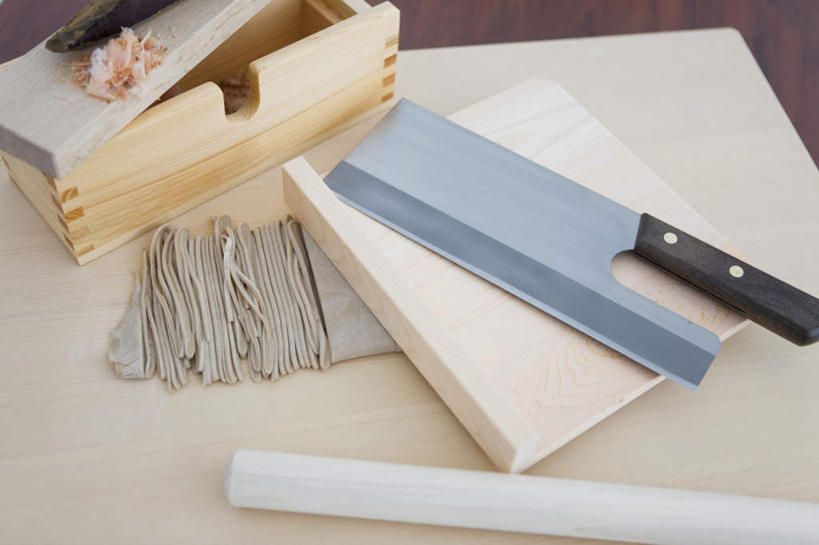 海鲜,面食,面条,奶酪,无人,横图,俯视,室内,特写,白天,烹饪,桌面,桌子,金属制品,金属,木制,粉末,工具,面,鱼干,日本料理,干酪,起司,料理,食品,案板,刀具,芝士,营养,拉面,水产,菜肴,美食,海洋生物,砧板,食物,木制品,刀,日式料理,日式,粉,乳酪,摄影,荞麦面,佳肴,影棚,乳制品,水生动物,菜刀,海产品,水生物,发酵,海底动物,粉状,粉剂,切菜刀,彩图,高角度拍摄,影棚拍摄,拍摄