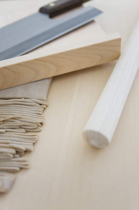 海鲜,面食,面条,奶酪,无人,竖图,俯视,室内,特写,白天,烹饪,桌面,桌子,金属制品,金属,木制,粉末,工具,面,鱼干,日本料理,干酪,起司,料理,食品,案板,刀具,芝士,营养,拉面,水产,菜肴,美食,海洋生物,砧板,食物,木制品,刀,日式料理,日式,粉,乳酪,摄影,荞麦面,佳肴,影棚,乳制品,水生动物,菜刀,海产品,水生物,发酵,海底动物,粉状,粉剂,切菜刀,彩图,高角度拍摄,影棚拍摄,拍摄