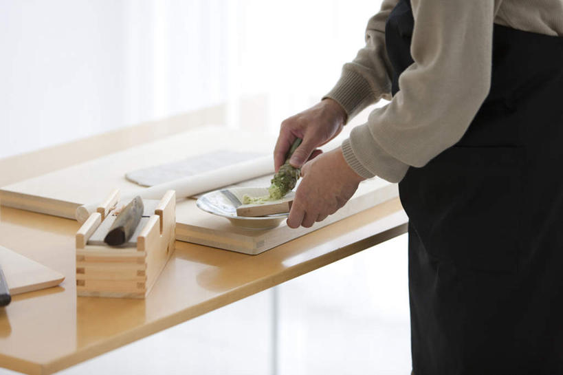 东方人,一个人,站,横图,室内,白天,侧面,餐桌,窗户,桌面,桌子,餐具,金属制品,亚洲,仅一个男性,仅一个人,制作,阴影,服装,反射,金属,工具,围裙,影子,案板,刀具,拿,拿着,注视,休闲装,黄种人,玻璃窗,砧板,衣服,黑色,碗,刀,观察,看,站着,仅一个老年男性,休闲,休闲服,服饰,餐台,观看,察看,关注,菜刀,切菜刀,老年男性,男人,男性,亚洲人,进餐用具,烹调用具,站立,半身,彩图,料理台