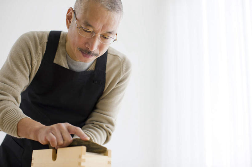 东方人,一个人,站,横图,室内,白天,正面,窗户,桌面,桌子,亚洲,仅一个男性,仅一个人,弯腰,制作,阴影,服装,朦胧,模糊,反射,木制,围裙,眼镜,影子,拿,拿着,注视,休闲装,黄种人,玻璃窗,衣服,黑色,木制品,观察,看,站着,仅一个老年男性,休闲,休闲服,服饰,观看,察看,关注,近视眼镜,弯身,老年男性,男人,男性,亚洲人,站立,半身,彩图