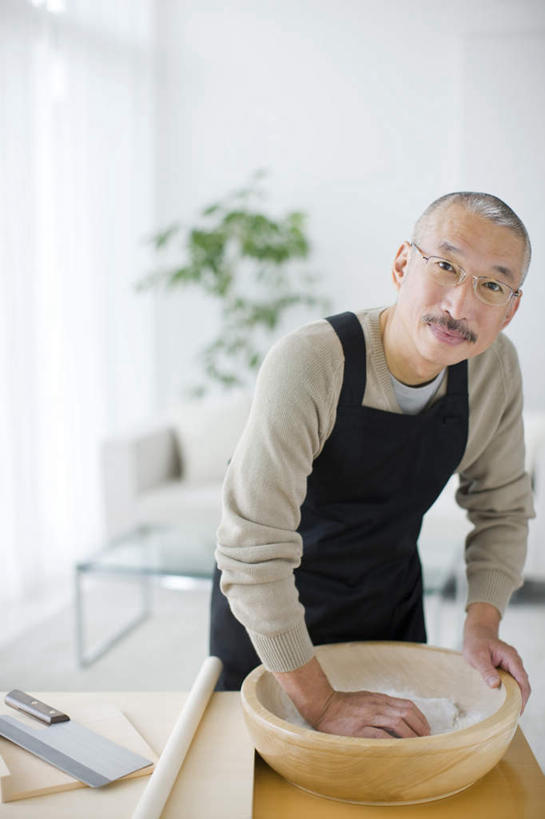 东方人,脸,头,脸颊,一个人,站,竖图,室内,白天,正面,窗户,桌面,桌子,亚洲,仅一个男性,仅一个人,制作,阴影,服装,反射,木制,盆,围裙,眼镜,影子,面团,注视,休闲装,黄种人,玻璃窗,衣服,黑色,木制品,观察,看,站着,仅一个老年男性,休闲,休闲服,揉,服饰,观看,察看,关注,近视眼镜,老年男性,男人,男性,亚洲人,头部,脸部,脸蛋,面部,站立,半身,彩图