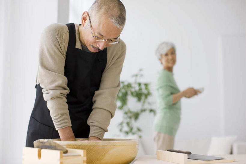 东方人,老年人,两个人,家庭,夫妻,站,横图,室内,白天,正面,爱情,植物,窗户,餐具,亚洲,弯腰,制作,阴影,服装,反射,盆栽,围裙,眼镜,影子,墙,面团,盆景,浪漫,拿,拿着,注视,休闲装,黄种人,玻璃窗,墙壁,墙面,衣服,绿色,黑色,自然,碗,观察,看,站着,休闲,温暖,温馨,一家人,休闲服,揉,恩爱,恋人,服饰,生长,成长,观看,和睦,察看,关注,近视眼镜,弯身,老年男性,老年女性,男人,男性,女人,女性,亚洲人,夫妇,情侣,进餐用具,烹调用具,站立,半身,彩图,伴侣,融洽