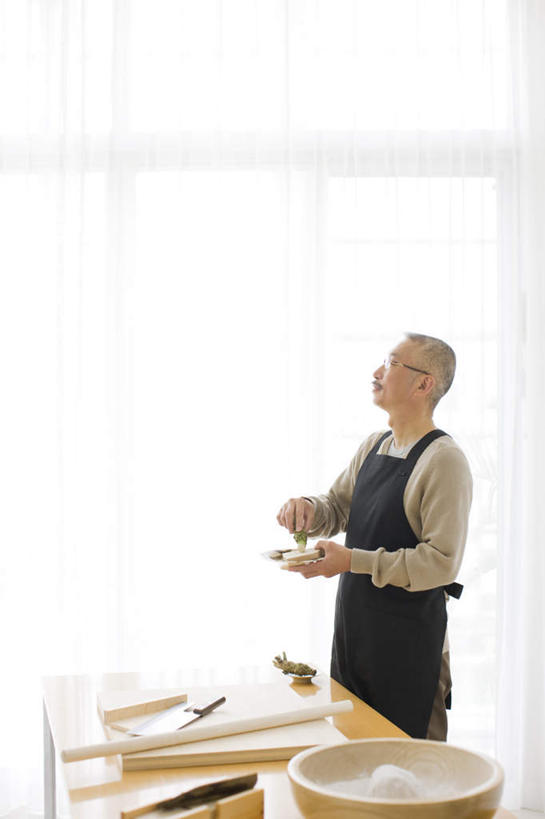 东方人,一个人,站,竖图,室内,特写,白天,侧面,餐桌,窗户,桌面,桌子,蔬菜,餐具,金属制品,亚洲,仅一个男性,仅一个人,制作,阴影,服装,新鲜,反射,金属,碟子,工具,盘,围裙,眼镜,影子,食品,案板,刀具,拿,拿着,注视,休闲装,黄种人,玻璃窗,砧板,食物,一个,衣服,黑色,盘子,碟,刀,观察,看,站着,仅一个老年男性,休闲,休闲服,服饰,有机食品,绿色食品,单个,餐台,观看,察看,关注,菜刀,近视眼镜,山葵,泽山葵,溪山葵,切菜刀,老年男性,男人,男性,亚洲人,站立,半身,彩图,料理台