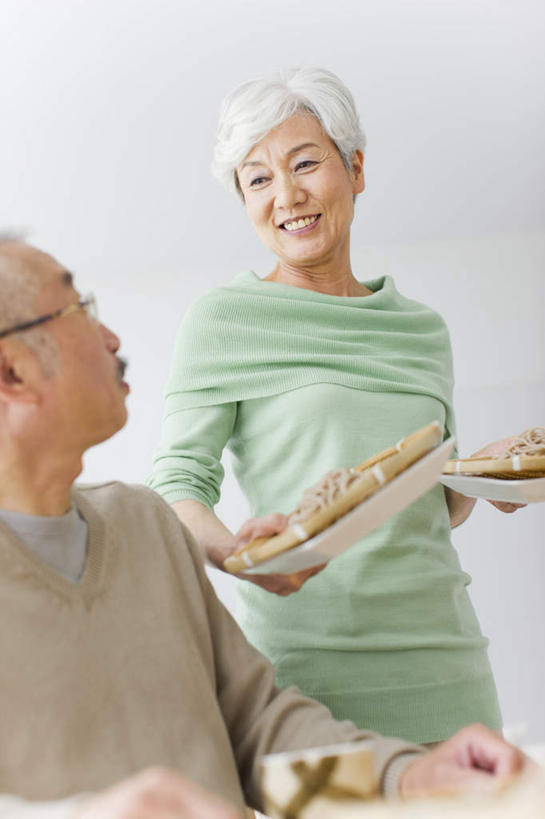 东方人,老年人,两个人,家庭,夫妻,站,坐,笑,微笑,露齿笑,竖图,室内,白天,仰视,爱情,窗户,餐具,亚洲,阴影,服装,反射,碟子,盘,影子,墙,浪漫,拿,拿着,注视,休闲装,黄种人,玻璃窗,墙壁,墙面,衣服,盘子,碟,观察,看,站着,休闲,温暖,温馨,一家人,休闲服,恩爱,恋人,服饰,观看,和睦,察看,关注,老年男性,老年女性,男人,男性,女人,女性,亚洲人,夫妇,情侣,抬头,仰头,站立,坐着,半身,彩图,低角度拍摄,伴侣,融洽